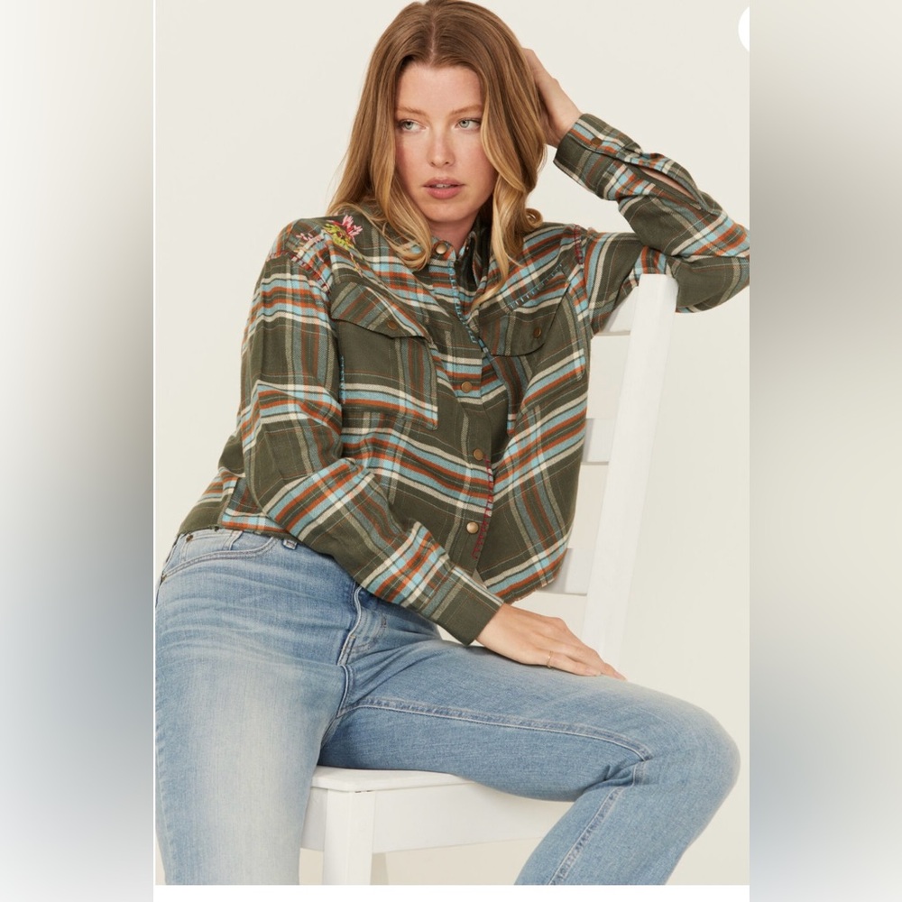 Cleo + Wolf cropped floral embroidered flannel